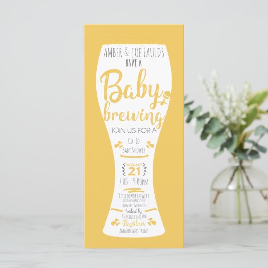 Een Baby brewing Co-Ed Brewery Baby shower nodigt (Staand voorkant)