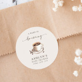 Een Baby brouwt Baby shower ronde Sticker