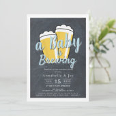 Een Baby brouwt bier gecodeerd blauw Baby shower Kaart (Staand voorkant)