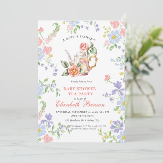 Een Baby brouwt Blush Flower Baby shower Tea Inv Kaart (Staand voorkant)