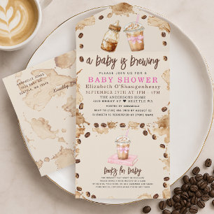 Een baby brouwt koffie Meisje Baby Shower All In One Uitnodiging