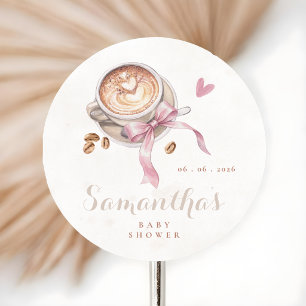 Een baby brouwt koffie roze strik baby shower ronde sticker