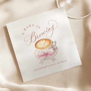 Een baby brouwt koffie servet