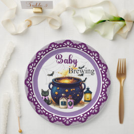 Een baby brouwt papieren bord