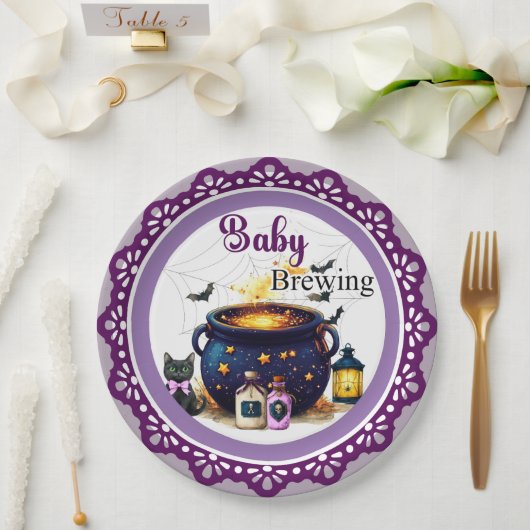 Een baby brouwt papieren bord (Huwelijk)