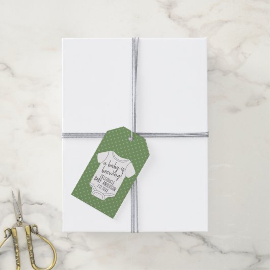 Een Baby is aan het brouwen — Couples Shower - Gro Cadeaulabel (Met Touw)