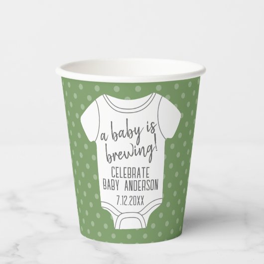 Een Baby is aan het brouwen — Couples Shower - Gro Papieren Bekers (Voorkant)