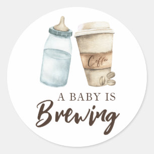 Een baby is aan het brouwen flesje koffie baby sho ronde sticker