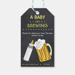 Een Baby is bezig met het brouwen van gunsttag Cadeaulabel
