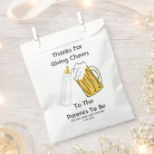 Een Baby is bezig met het maken van gunsttassen Bedankzakje (Geknipt)