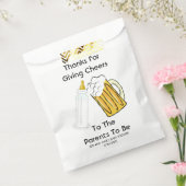 Een Baby is bezig met het maken van gunsttassen Bedankzakje (Gezegeld)