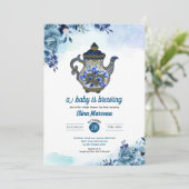 Een Baby is de Uitnodiging van het Baby shower van (Staand voorkant)