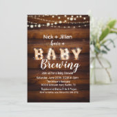 Een Baby is de Uitnodiging van het Baby shower van (Staand voorkant)