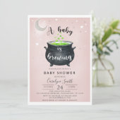 Een Baby is de Uitnodiging van het Baby shower van (Staand voorkant)