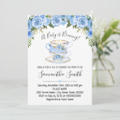 Een Baby is een blauwe baby shower-uitnodiging voo Feestdagenkaart (Staand voorkant)