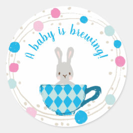 Een Baby is een blauwe Teacup Baby Boy Shower Ronde Sticker