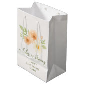Een Baby is een bloeiend Baby shower Medium Cadeauzakje (Voorkant Gekanteld)