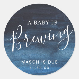 Een Baby is een marineblauw Baby shower voor een j Ronde Sticker