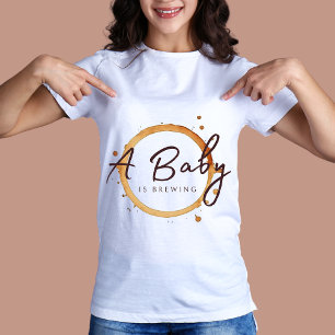 Een Baby is het Baby shower koffiebonen verbouwen T-shirt