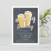 Een Baby is het Baby shower van de Brouwbier met c Kaart (Staand voorkant)