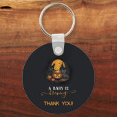Een Baby is het Baby shower van de stekelkegel Sleutelhanger (Voorkant)
