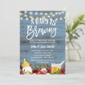 Een Baby is het Baby shower van een giftige blauwe Kaart (Staand voorkant)