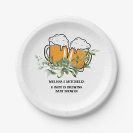 Een baby is het brouwen van baby shower dessert papieren bordje