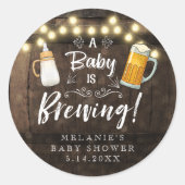Een Baby is het brouwen van Baby shower Ronde Sticker (Voorkant)