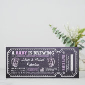 Een Baby is het brouwen van Baby shower Ticket Uit Kaart (Staand voorkant)