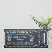 Een Baby is het brouwen van Baby shower Ticket Uit Kaart (Staand voorkant)
