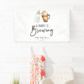 Een Baby is het brouwen van fles koffie glas Baby  Spandoek (Insitu)