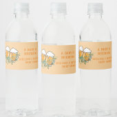 Een baby is het brouwen van koppels baby shower waterfles etiket