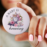 Een Baby is het brouwen van  theepot en theekopjes Ronde Button 5,7 Cm<br><div class="desc">Een baby is een brouwknop met  theefeestontwerp inclusief theepot,  theekopjes en roze rozen. Voor het coördineren van uitnodigingen,  briefpapier,  games en decor van de dag van het evenement,  bladert u door mijn  Tea Party Baby shower Collectie of bericht me om extra items toe te voegen die u nodig hebt.</div>