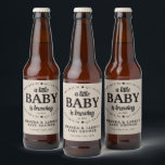 Een baby is in aantocht Baby Shower Bier Etiket<br><div class="desc">Een baby is in aantocht Baby Shower Bierfleslabel is perfect voor een luiershowers,  co-ed baby showers,  gezamenlijke baby showers,  baby q's en bier thema baby showers! Het ontwerp ziet er geweldig uit op de nep kraft achtergrond - voor die vintage stijl.</div>
