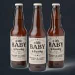 Een baby is in aantocht Baby Shower Bier Etiket<br><div class="desc">Een baby is in aantocht Baby Shower Bierfleslabel is perfect voor een luiershowers,  co-ed baby showers,  gezamenlijke baby showers,  baby q's en bier thema baby showers! Het ontwerp ziet er geweldig uit op de nep kraft achtergrond - voor die vintage stijl.</div>