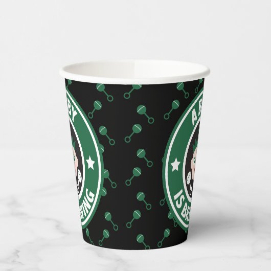 Een baby is koffie papieren bekers (Links)