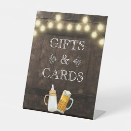 Een baby is op komst baby shower cadeaus en kaarte reclamebord met voetstuk