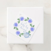 Een baby jongen brouwt blauwe theepot bloemenkrans bedankjes labels (In situ)