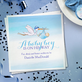 Een baby jongen is op weg naar blauwe servetten