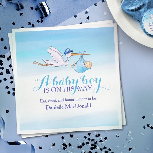 Een baby jongen is op weg naar blauwe servetten