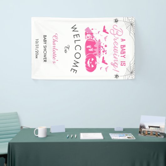 Een baby meisje is het brouwen van roze Halloween  Spandoek (Beurs)