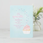 Een baby sprinkle doucheuitnodiging met cupcake kaart (Staand voorkant)