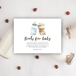 Een baby zet koffieboeken voor baby informatiekaartje