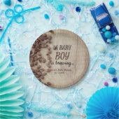 Een babyjongen breekt een Baby shower met bijtende Papieren Bordje (Feest)