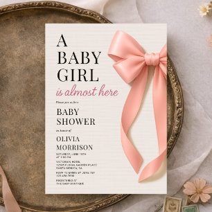 Een babymeisje is bijna hier Roze strik baby showe Kaart