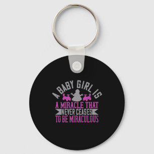 Een babymeisje is een wonder dat nooit ophoudt te sleutelhanger