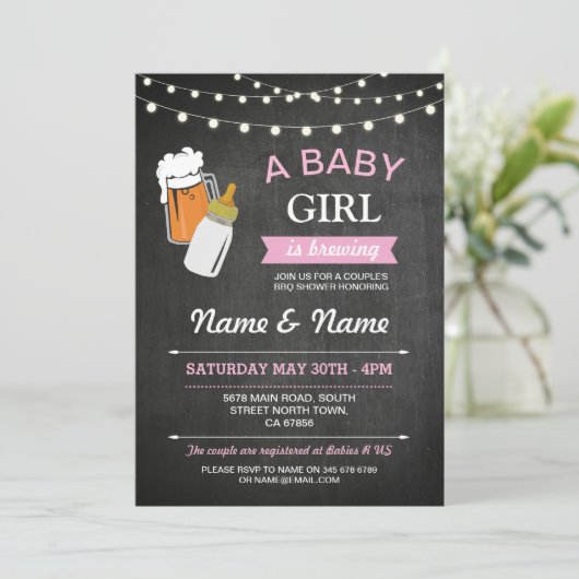 Een babymeisje met een schoeisel Roze krijt nodigt Kaart (Staand voorkant)