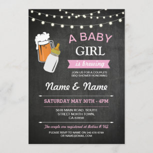 Een babymeisje met een schoeisel Roze krijt nodigt Kaart