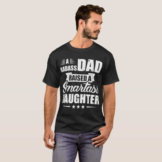 een badass-vader heeft een dochter opgevoed t-shirt (Voorkant volledig)