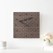 Een bakstenen muur - voeg uw speciale tekst / Logo Vierkante Klok (Huis)